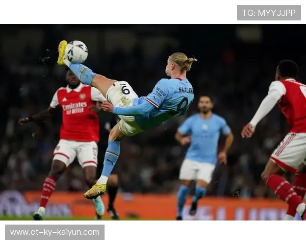 哈兰德强行起脚完成射门